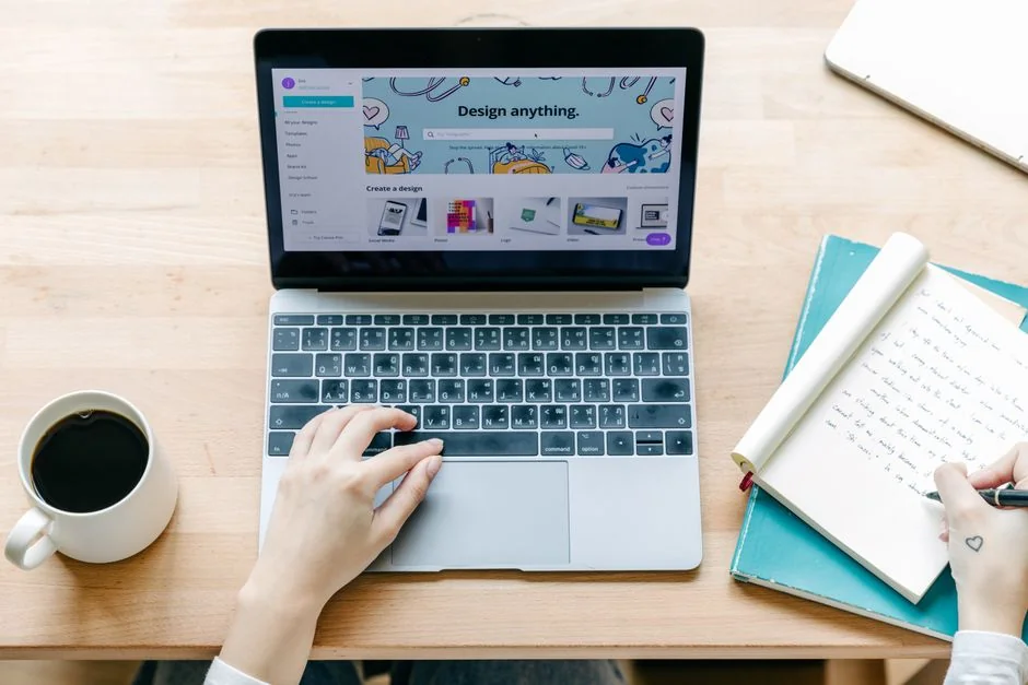 Une tablette affichant un site web financier, accompagnée d’un clavier blanc et d’une souris. Parfait pour des images de stock sur le thème de la technologie.