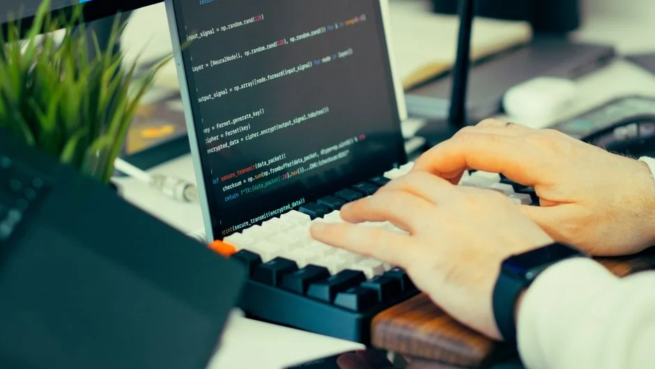 Un espace de travail élégant avec un ordinateur portable et des écrans affichant un logiciel de conception.